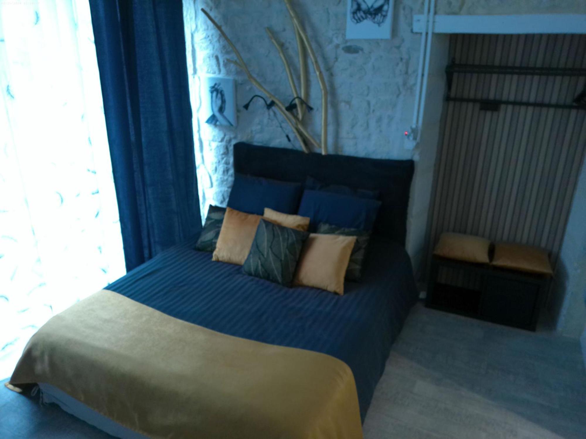 Hotel A 2 Pas D Azay Neuil Esterno foto