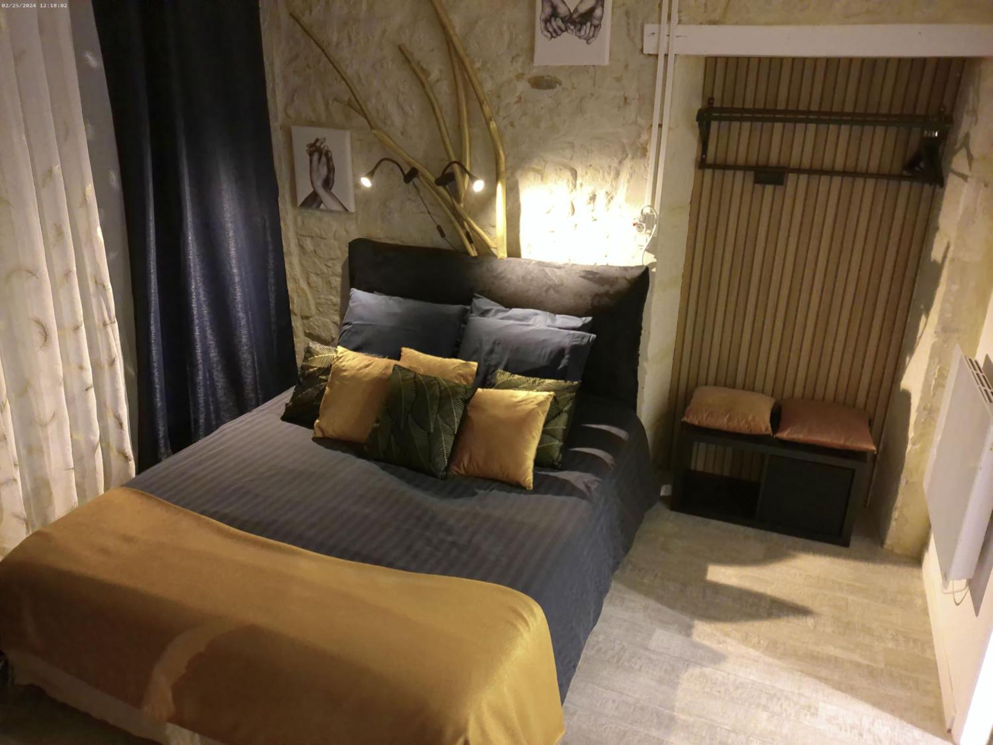 Hotel A 2 Pas D Azay Neuil Esterno foto