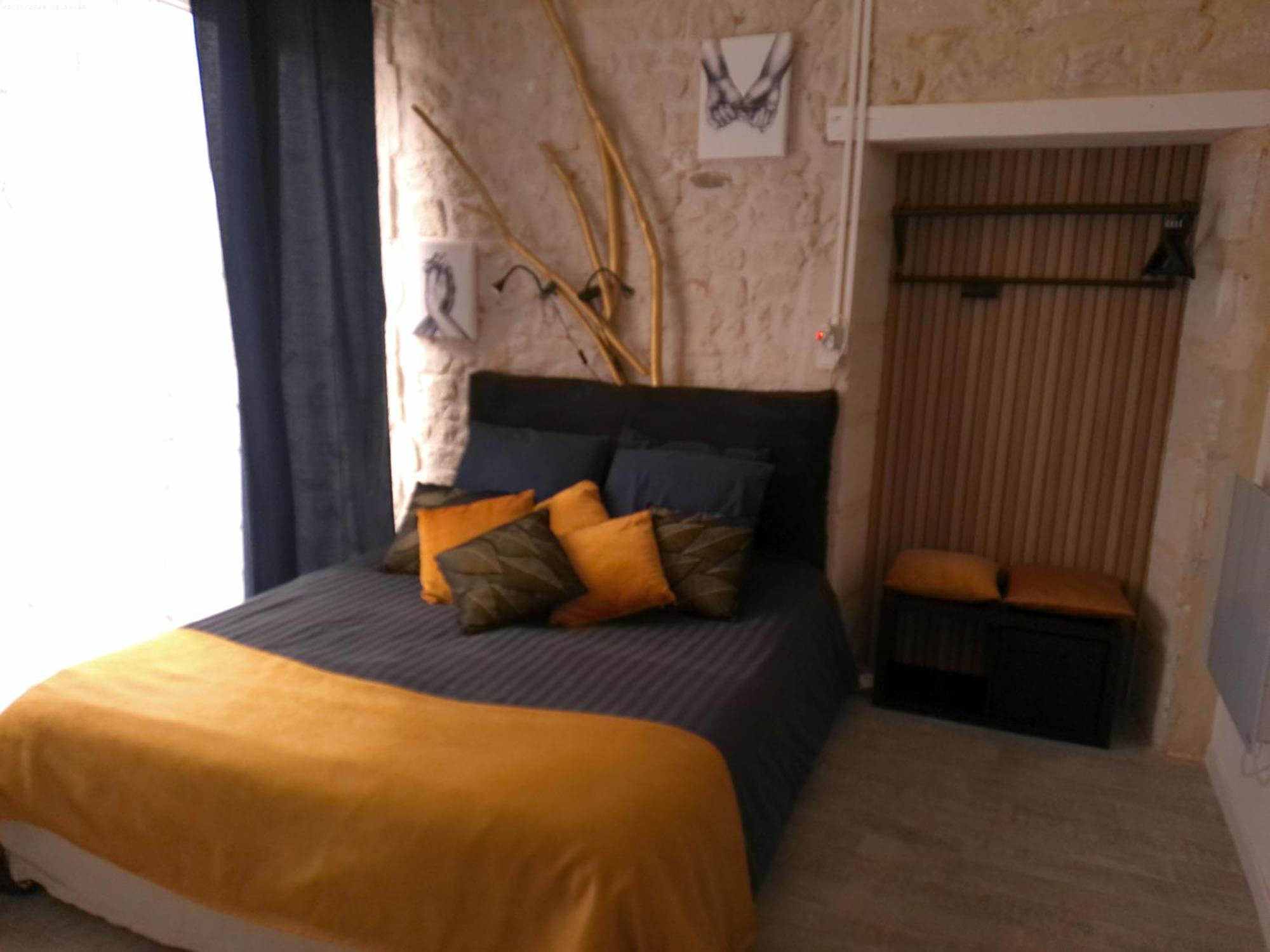 Hotel A 2 Pas D Azay Neuil Esterno foto