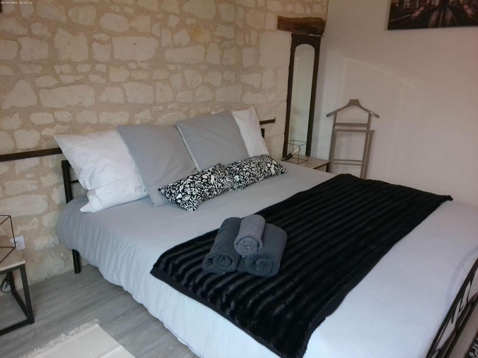 Hotel A 2 Pas D Azay Neuil Esterno foto